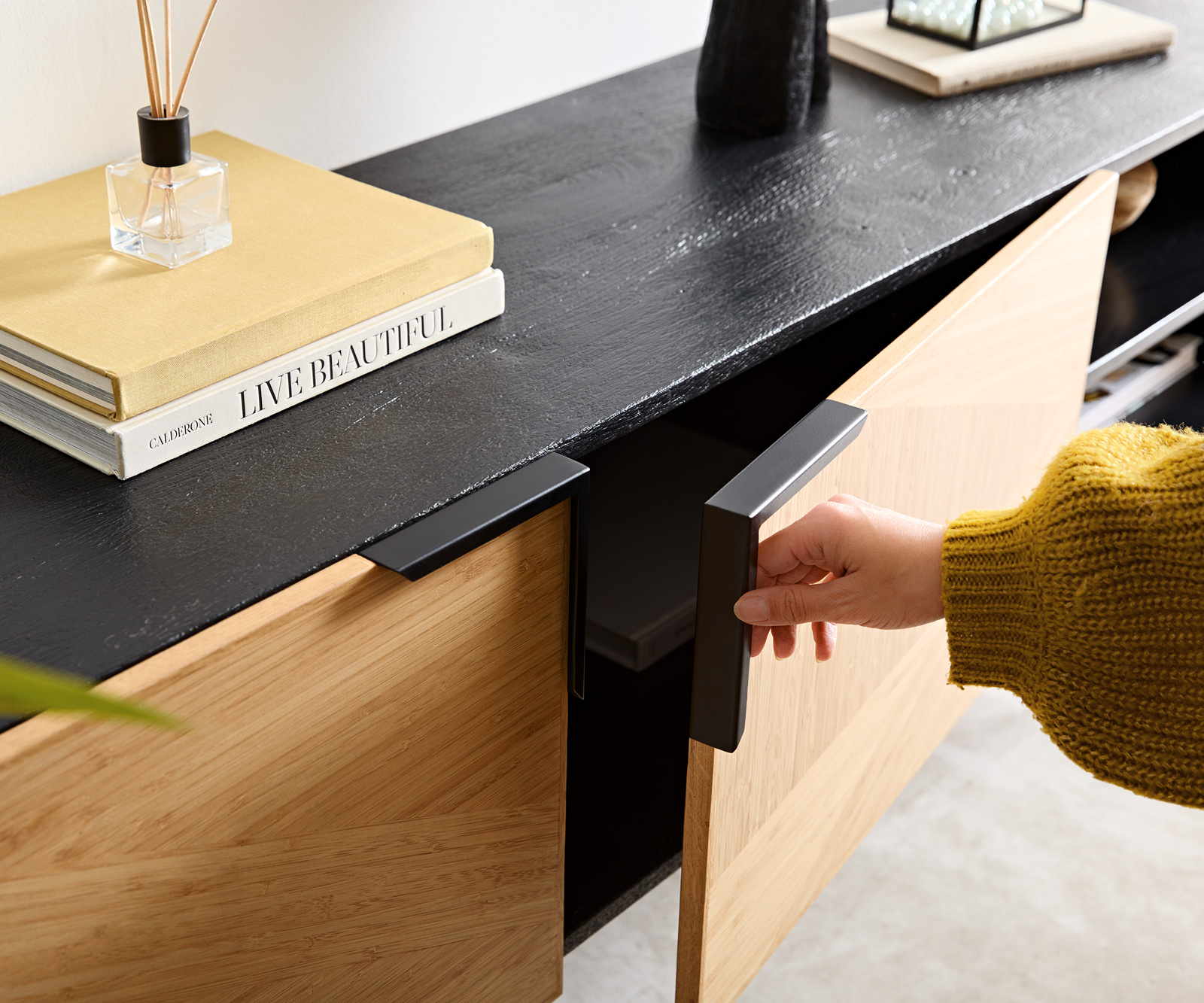 Komód Mikkusu 175 cm bambusz természetes mango fekete 2 ajtós 2 rekeszes fém fekete - Image 4