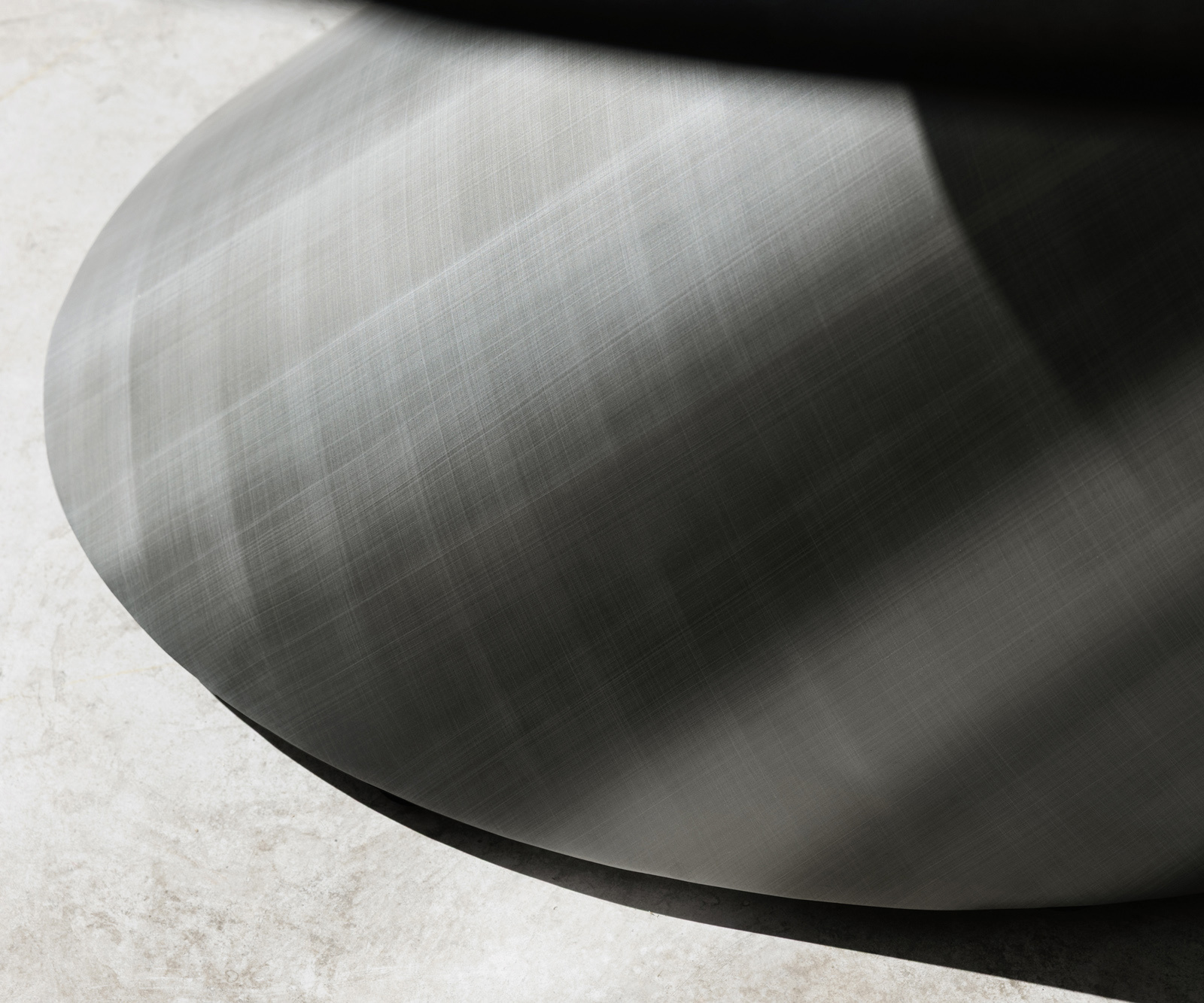 Étkezőasztal Edge hajóformájú 270x120 cm kerámia Iris FMG Onice Grigio kúpos metál ezüst - Image 8