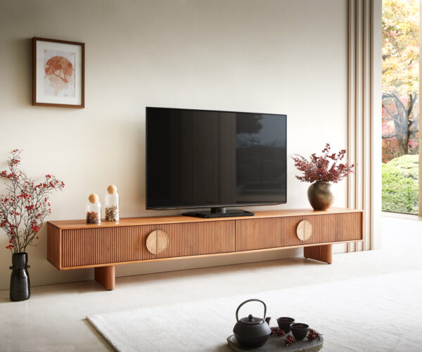 TV szekrény Surimu 240 cm akác világosbarna 4 ajtós parafa fogantyú fa lábak