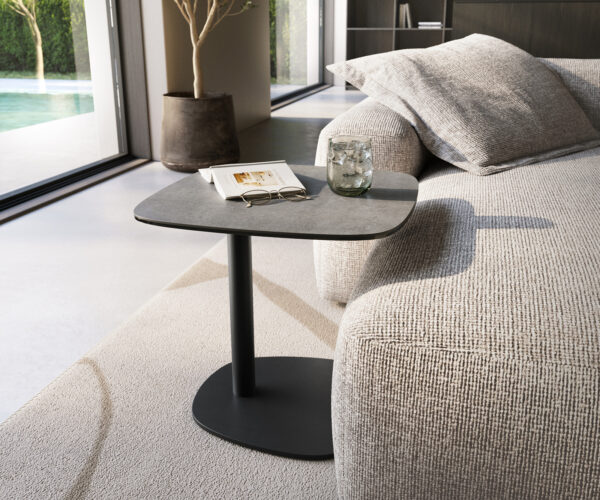 Dohányzóasztal Edge hajóformájú 50x50 cm kerámia beton szürke eleny fém fekete